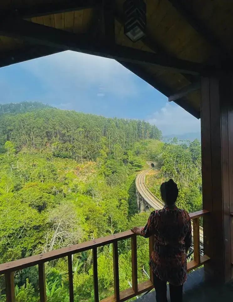 Afshana Diya looking out over the Nine Arches Bridge in Ella, Sri Lanka